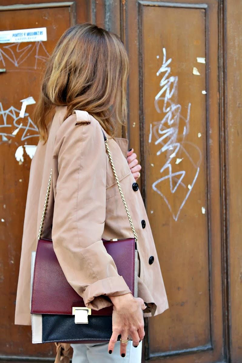 trench y bolso tricolor