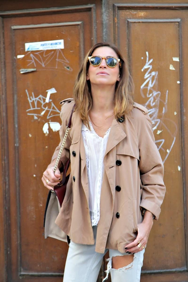 trench y bolso tricolor