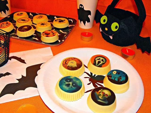 Oreos bañadas en chocolate blanco y decoradas con chocotransfer para Halloween