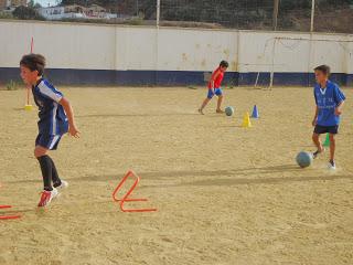ENTRENAMIENTO DE LA ESCUELA DE FUTBOL DE ALMOGIA. 21/10/13
