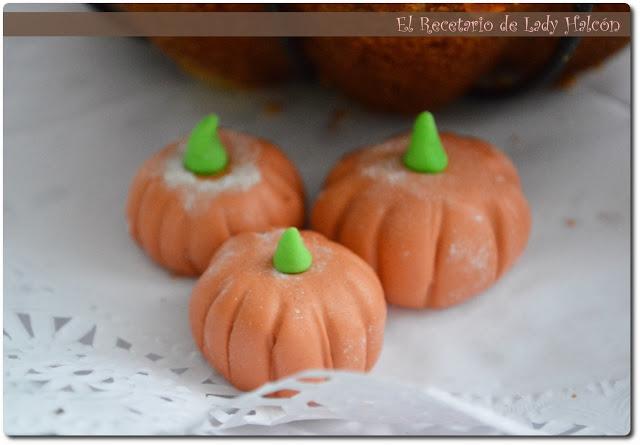 Una calabaza que sabe a tarta especiada de zanahorias para Halloween