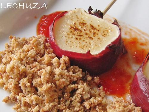 Brochetas de cecina de león y queso de cabra con migas de maiz - Paperblog