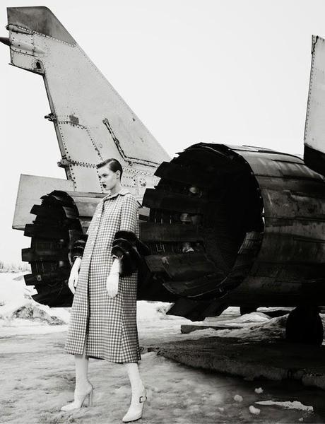 Lindsey Wixson entre aviones