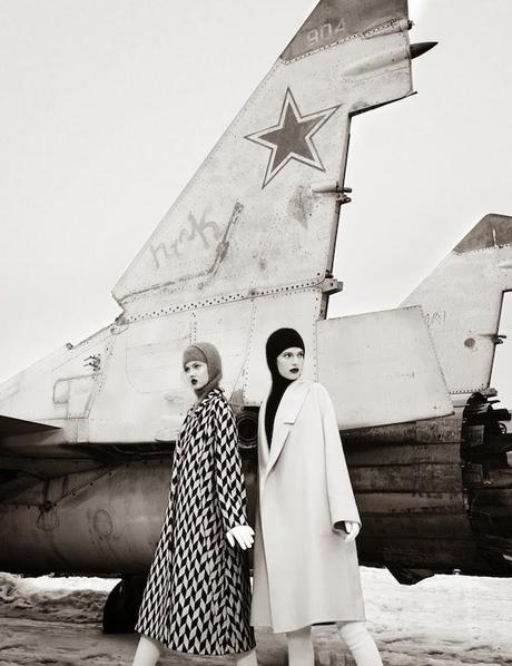 Lindsey Wixson entre aviones