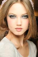 Lindsey Wixson entre aviones