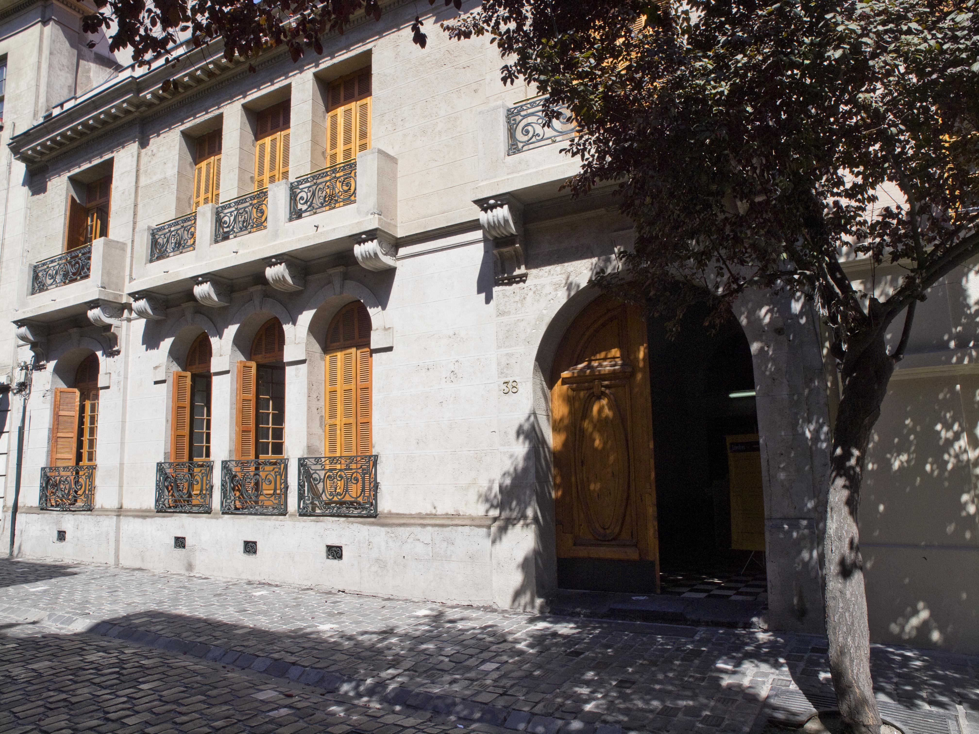English: Exterior of Londres 38, Santiago, Chi...