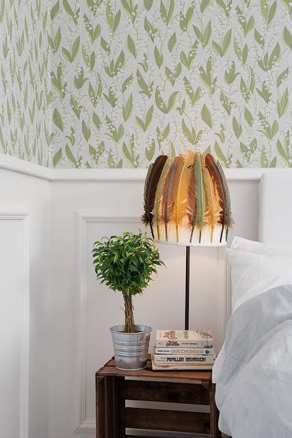 LA IDEA DEL MIERCOLES....UNA LAMPARA CON PLUMAS