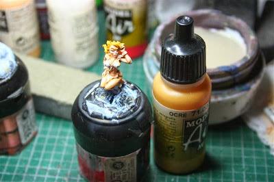 Detalle de la pintura del pelo rubio en una de las dos esclavas de Asdrubal Vect