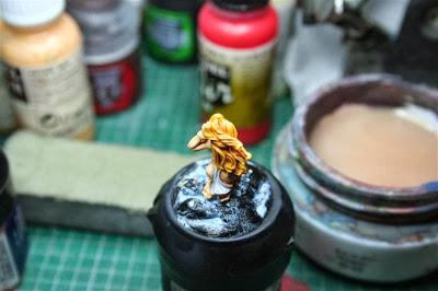 Primeras luces del pelo rubio en una de las dos esclavas de Asdrubal Vect