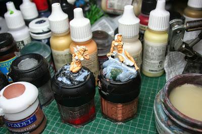 Pintura base en las dos esclavas de Asdrubal Vect