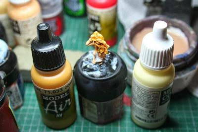 Luces finales del pelo rubio en una de las dos esclavas de Asdrubal Vect