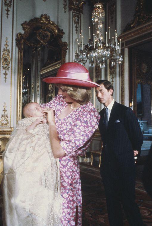 Diana, Princesa de Gales (1961-1997) y el príncipe Carlos con el príncipe William en el día del bautizo de William