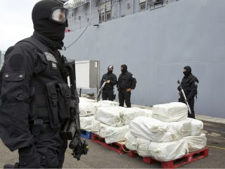 Policía española incauta 3 mil kilos de cocaína que venían dentro de un barco en alta mar