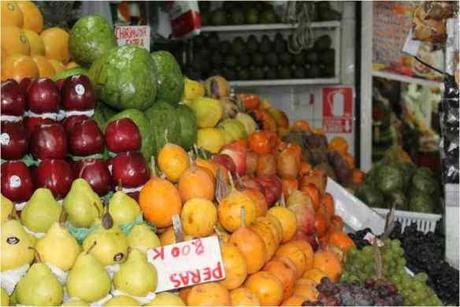 Frutas en mercado limeño