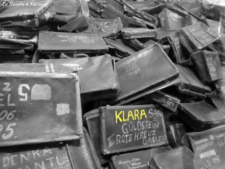 Auschwitz o cómo de complicado es escribir sobre el infierno Auschwitz maletas