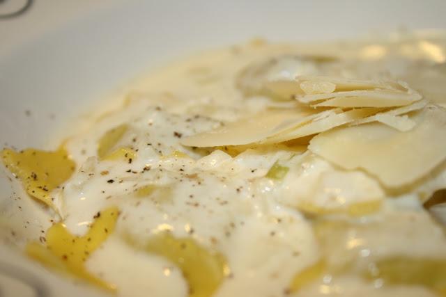 RAVIOLIS RELLENOS DE TERNERA CON SALSA 3 QUESOS