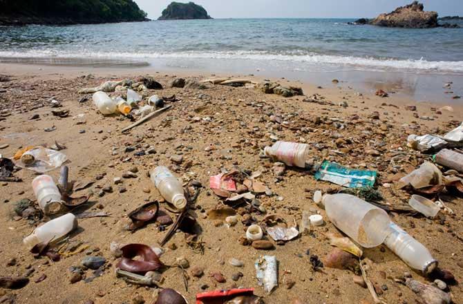 basura plástica en la playa