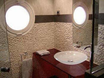 Baños en tonos tierra