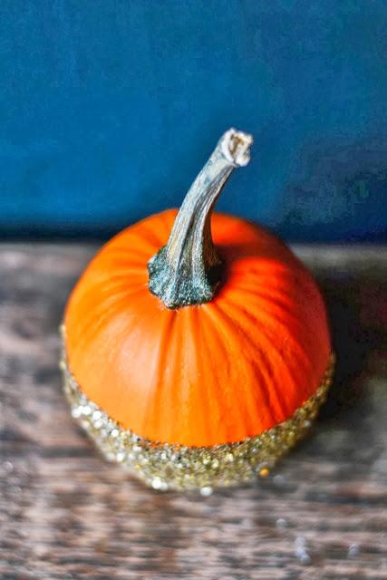 DIY.....CALABAZAS PINTADAS CON PURPURINA