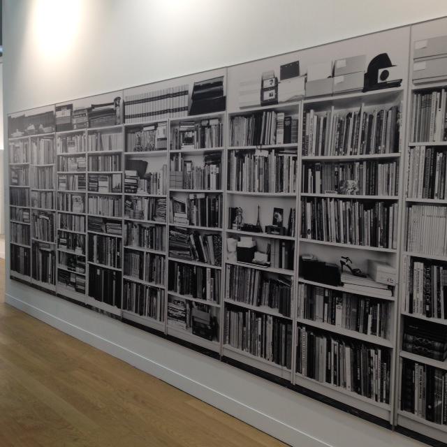 Hans Peter Feldmann Bookshelves, 1999 Set de 5 fotografías b/n montadas en pvc 200 x 130 cm cada una Total 300 x 650 cm