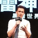 Tom Hiddleston presentando Thor: El Mundo Oscuro en China