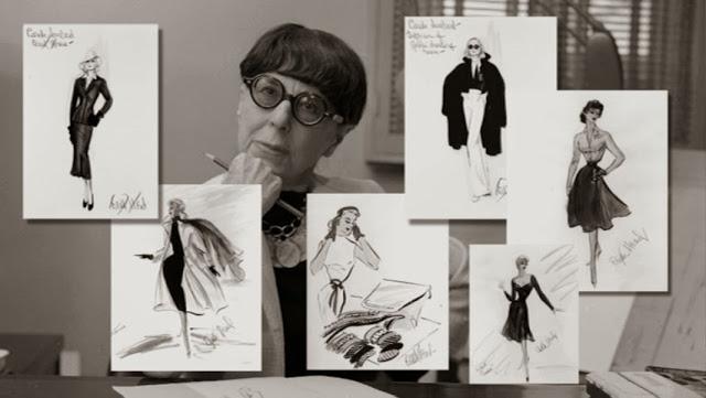 Edith Head con algunos de sus diseños