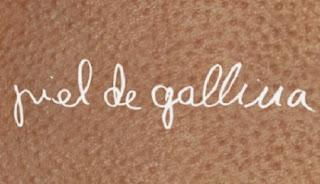 tener la piel de gallina.