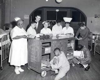 Curiosidades históricas en mis novelas: Bibliotecas para pacientes