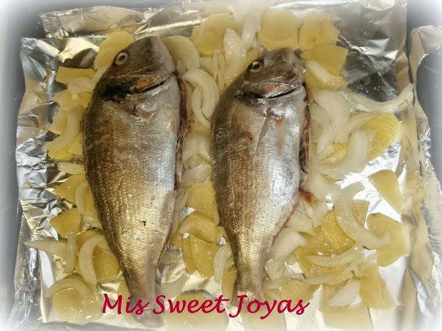 Doradas al horno sobre una cama de patatas, cebolla y pimientos verde