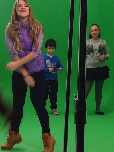 Lucia Gil bailando videoclip