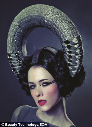 Vega ha utilizado el conductor maquillaje de drones de energía, y las luces de las lámparas instaladas en headmounted, en la foto, pero tiene muchos más usos