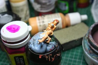 Maquillaje en los labios y ojos de la esclava