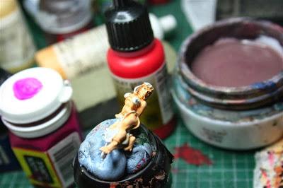 Finalización de la pintura de los ojos de la esclava