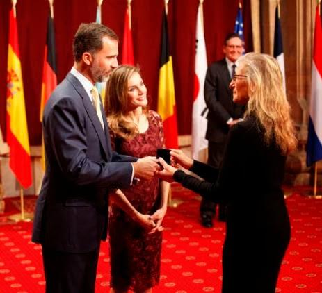 Premios Príncipe de Asturias. Dña. Letizia repite vestido de encaje de Felipe Varela