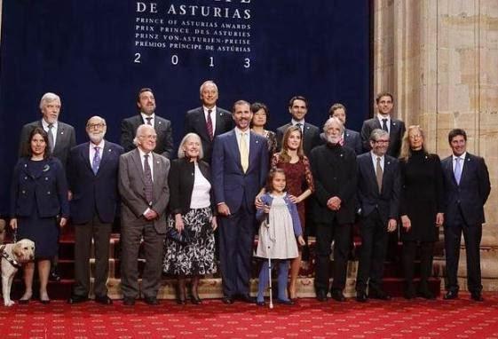 Premios Príncipe de Asturias. Dña. Letizia repite vestido de encaje de Felipe Varela