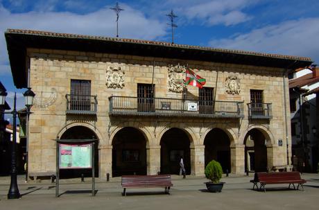 Vasconia en dos ruedas: Ochandiano · El consistorio