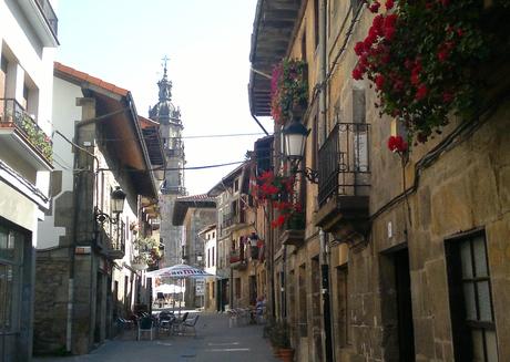 Vasconia en dos ruedas: Ochandiano · Calle principal, con sus bares y tabernas