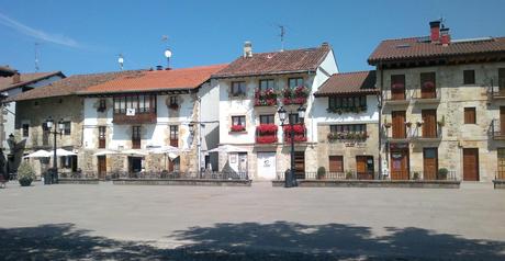 Vasconia en dos ruedas: Ochandiano · Casas de la plaza