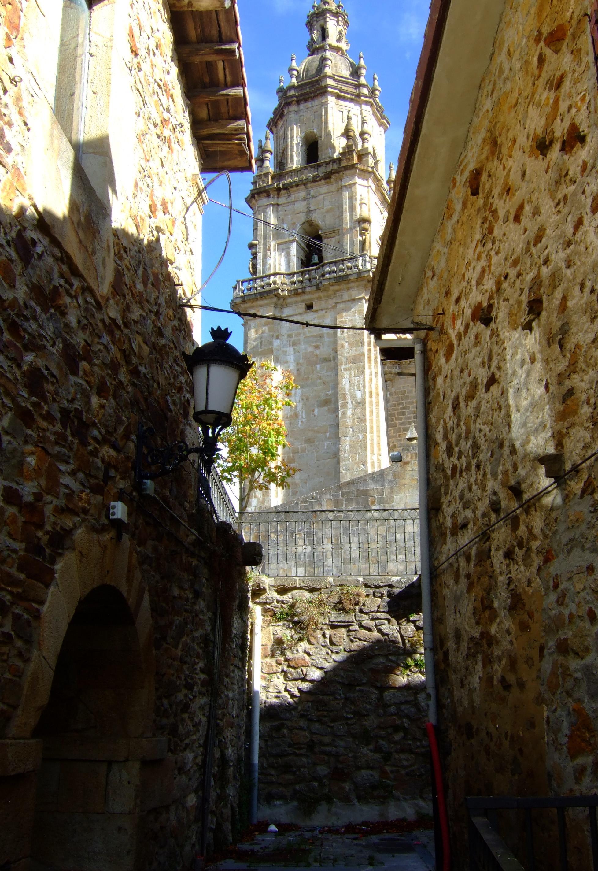 El campanario de Santa Marina visto desde un callejón