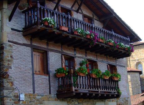 Vasconia en dos ruedas: Ochandiano · Tipica balconada vasca