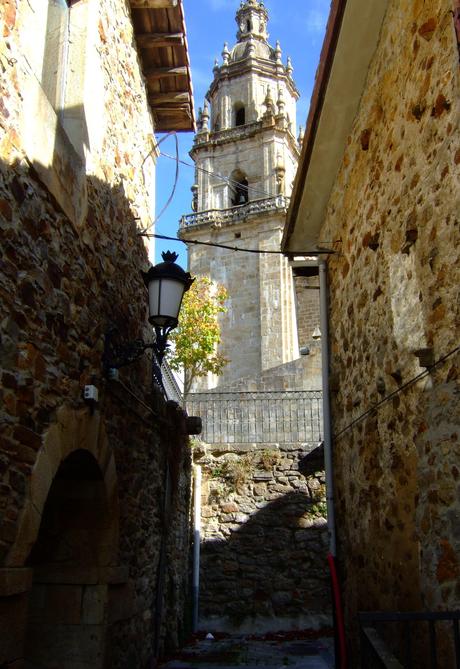 Vasconia en dos ruedas: Ochandiano · El campanario de Santa Marina visto desde un callejón
