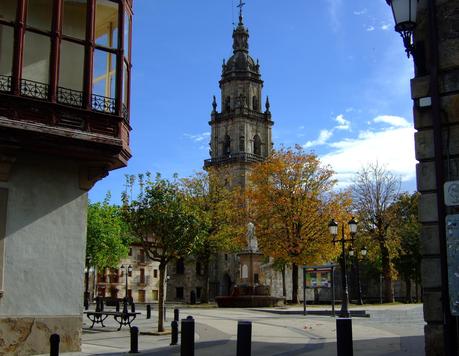 Vasconia en dos ruedas: Ochandiano · La plaza desde la entrada norte. Parroquia de Santa Marina al fondo