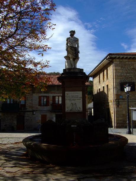 Vasconia en dos ruedas: Ochandiano · Fuente y monumento a las herrerías