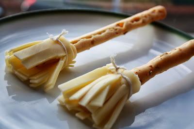 escobas para #Halloween / Besen zu #Halloween