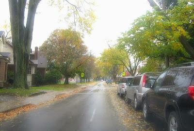 Sábado lluvioso en Westdale, Hamilton, ON