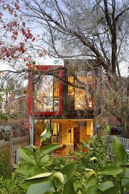 Ampliacion Moderna en una Casa Rustica Antigua