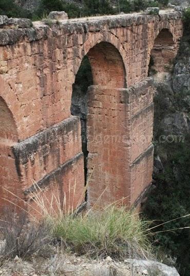 Senderismo en Valencia, hacia el acueducto romano de Peña Cortada