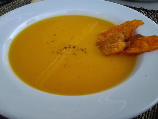 CREMA-OTOÑAL-DE-CALABAZA-CON-CHIPS-DE-BONIATO