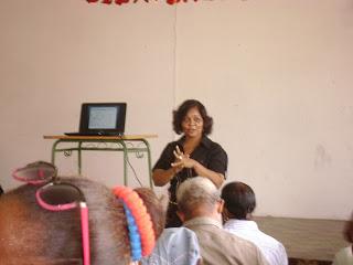 En Neiba, usuarios tarjeta van a charla cáncer mama.