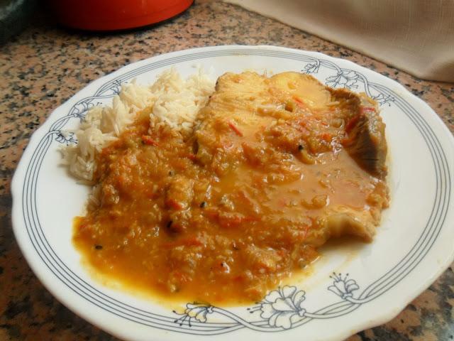 Pescado con curry de coco y tambien salsa americana